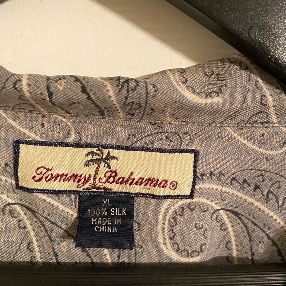 Tommy Bahama. Men’s Short Sleeve Button Down Shirt. 100% Silk. - Picture 3 of 4